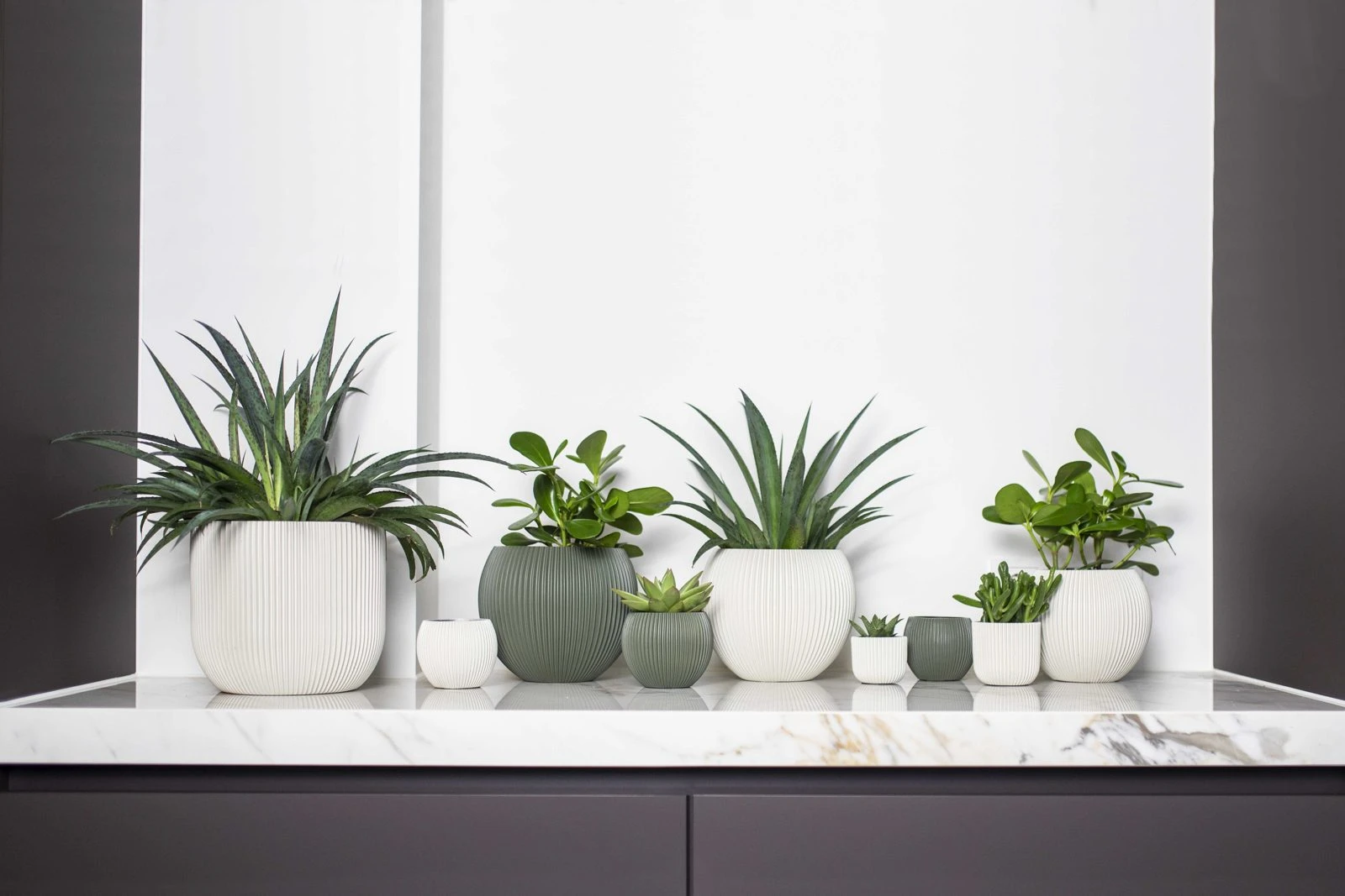 Indoor Groove Vase Ball Green